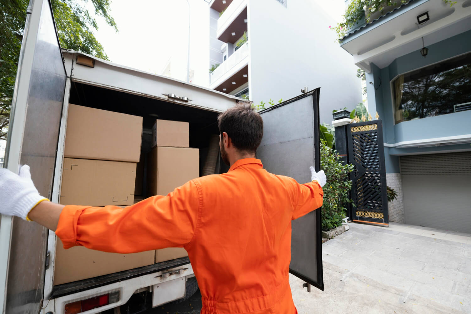 young-delivery-man-closing-delivery-truck-doors(1)